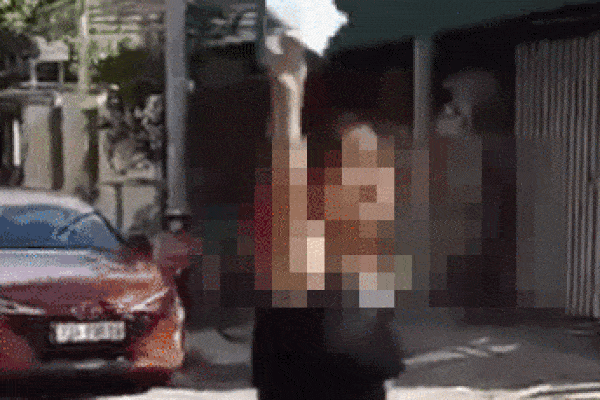 Bị nhắc đeo khẩu trang, bà thím quát: Bịt thì mới bị Covid-1