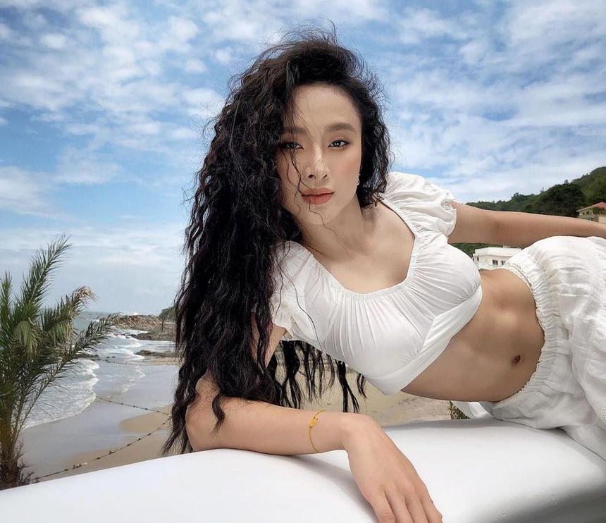 Khoảng thời gian 2013 - 2014, Angela Phương Trinh lấn sân làm ca sĩ. "Bà mẹ nhí" nhiều lần gây sốc vì mặc hở hang, nhảy uốn éo trong quán bar. Về sau, nhớ lại trải nghiệm đi hát ở nơi này, cô bộc bạch từng bị sàm sỡ: "Khi đi hát ở bar, có nhiều người uống rượu say quá cứ nắm và cào chân tôi. Lúc đó tôi sợ và giả bộ cứ hát và lùi về sau".