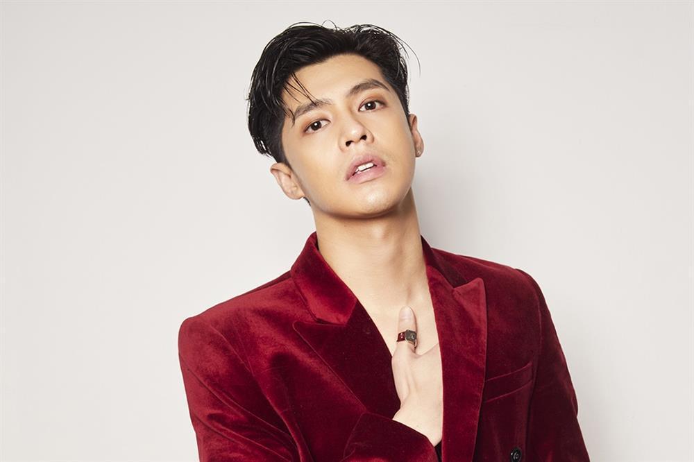 Noo Phước Thịnh là một trong những sao nam hot nhất hiện nay. Vào năm 2009, khi đang biểu diễn thì nam ca sĩ bất ngờ bị một khán giả chạy lên sân khấu đụng chạm "chỗ hiểm". Thậm chí, "tình tin đồn" của Mai Phương Thúy cũng không ít lần gặp khán giả quá khích, ôm chầm lấy anh trong lúc đang hát. Vận đen vẫn ám đến tận năm 2019, khi đi diễn ở một quán bar thì Noo bị thương do một số người say có hành động quá khích, ném ly về phía sân khấu.