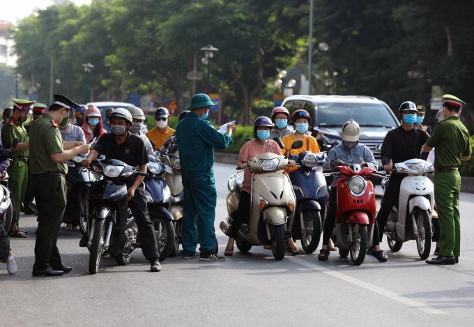 Hà Nội không áp dụng giấy đi đường sau 6h ngày 21/9-2