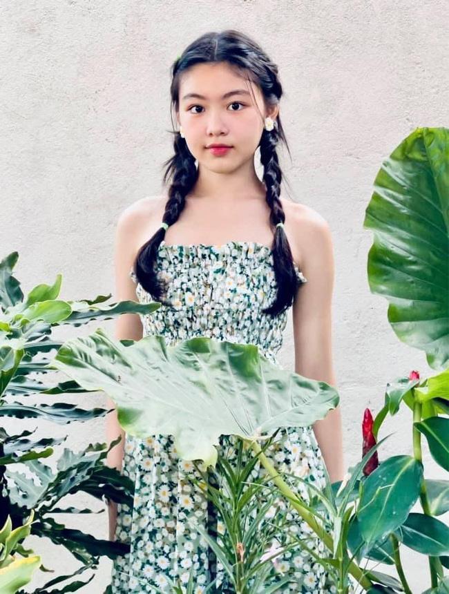 Con gái 16 tuổi xinh đẹp, cao vượt trội đứng cạnh MC Quyền Linh-1