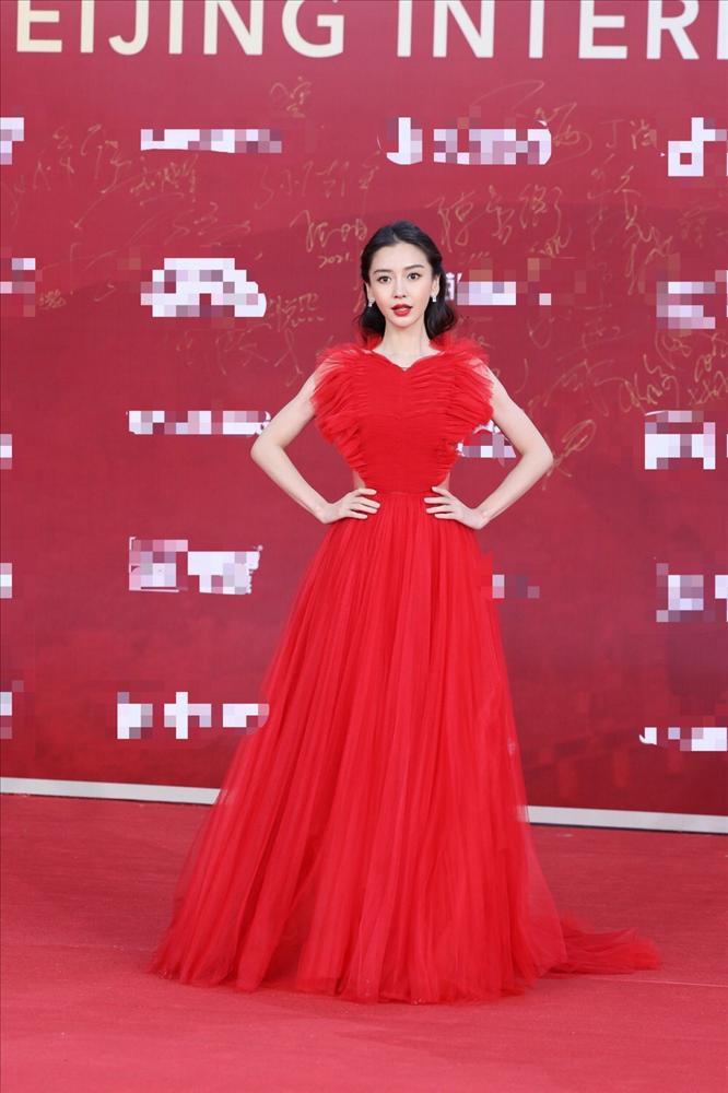 Váy đẹp không cứu nổi body Angela Baby trên thảm đỏ-4