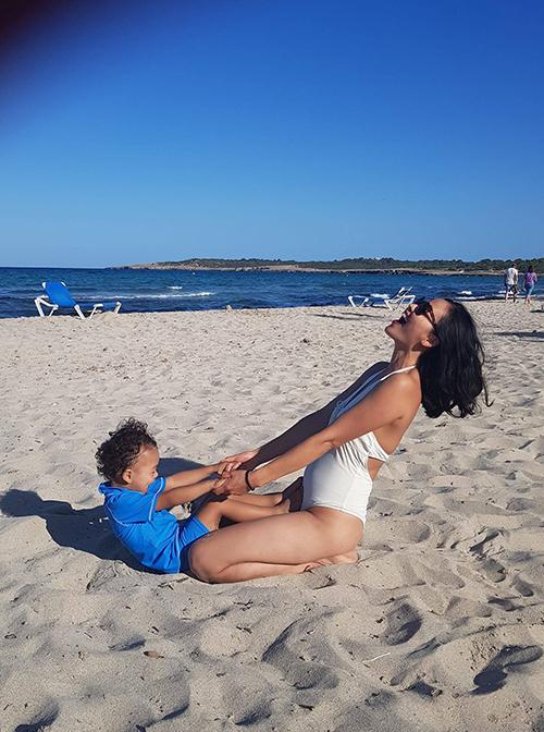 Diễn viên "Cô Gái Xấu Xí" sinh con đầu lòng sau 4 năm kết hôn. Bây giờ con trai cô - bé Oscar - gần 3 tuổi. Bé có mái tóc xoăn và nước da ngăm giống bố còn nụ cười, các nét trên gương mặt thừa hưởng từ mẹ. Xuân Thùy cho biết làm mẹ bỉm sữa ở Thụy Sĩ rất thú vị vì có nhiều lớp học, câu lạc bộ về nuôi dạy trẻ. Ông xã cũng chủ động hỗ trợ việc nhà, chia sẻ áp lực làm dâu xa xứ nên mỗi ngày của cô trôi qua nhẹ nhàng.