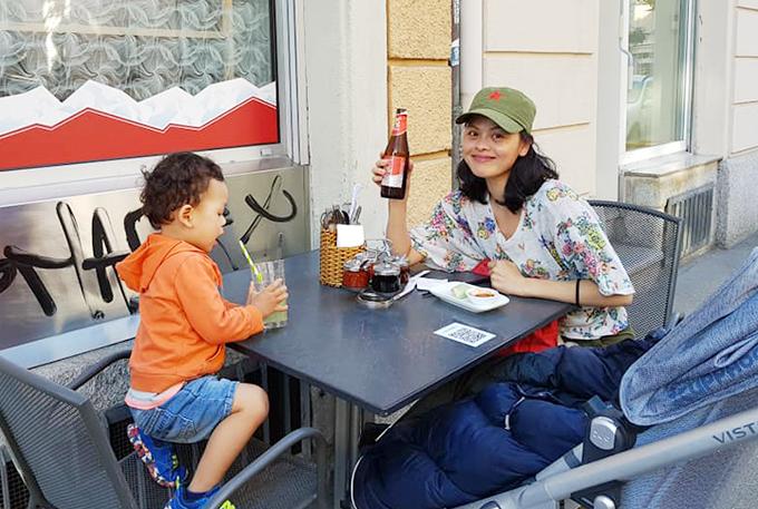 Oscar được bố mẹ truyền đam mê du lịch. Vợ chồng Xuân Thùy cho con khám phá các địa điểm gần nơi sống hoặc xa hơn là Pháp, Đức, Hy Lạp. "Du lịch là sở thích, cũng là cách ông xã giải tỏa stress. Đặc thù công việc ngành ngân hàng luôn căng thẳng nên anh thường xuyên sắp xếp những kỳ nghỉ. Vậy nên mẹ con tôi được hưởng ké", cô nói.