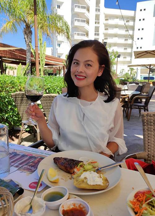 Trước khi sang Thụy Sĩ, Xuân Thùy đóng vai Thảo My trong "Cô Gái Xấu Xí". Cô chủ yếu diễn kịch tại sân khấu kịch Sài Gòn trong thời gian hoạt động nghệ thuật.