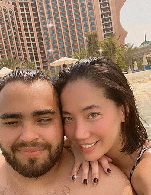 Chung Thục Quyên sống cùng chồng và con gái ở thành phố Basel. Cô có 2 tiệm nail, 1 cửa hàng trà sữa sau 7 năm định cư Thụy Sĩ. Chồng cô làm việc trong một công ty về quản lý kinh tế nên thu nhập tốt. 2 vợ chồng sống thoải mái, thường đi đây đó để tận hưởng.