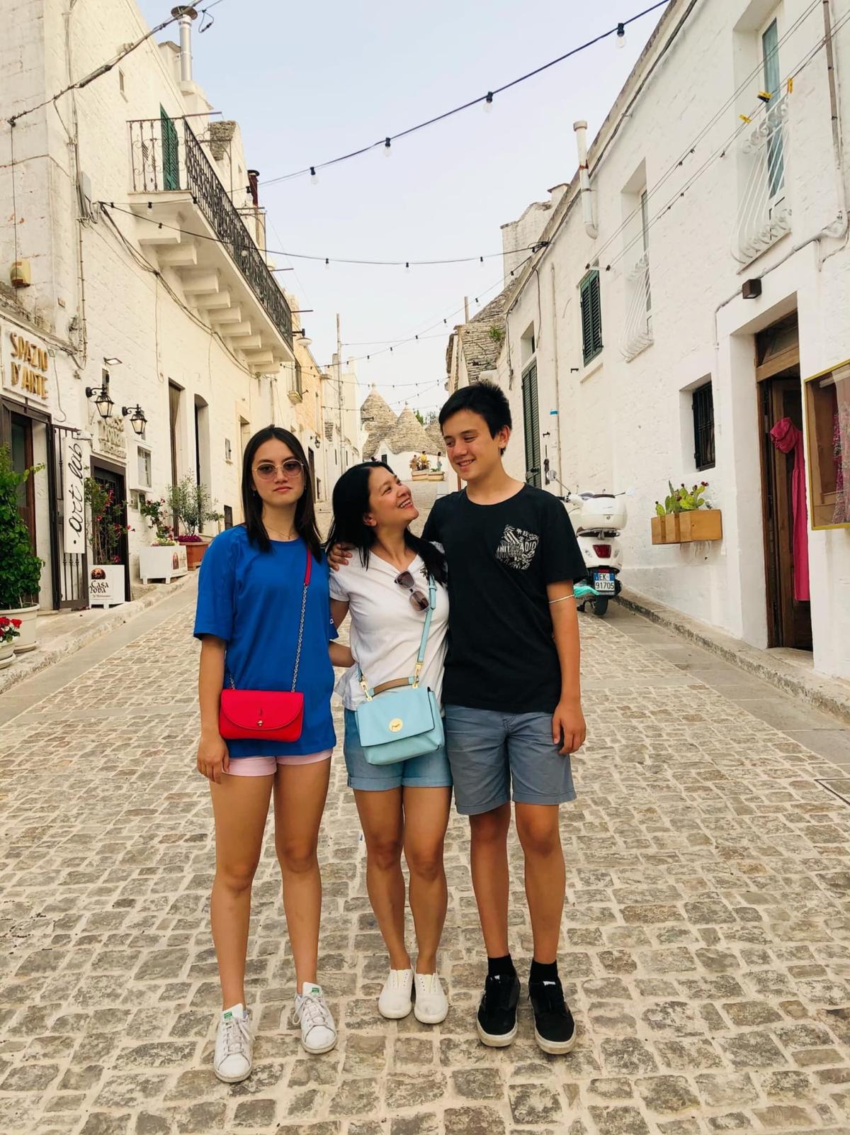 Hạnh phúc của Kim Ngân là 2 con đủ nếp - tẻ. Con trai Alberto của cô 13 tuổi, cao 1,77 m còn con gái Giulia, 15 tuổi, có vẻ ngoài cá tính. 2 chị em mang 3 dòng máu Việt Nam, Áo và Italy; đều học giỏi, tình cảm.