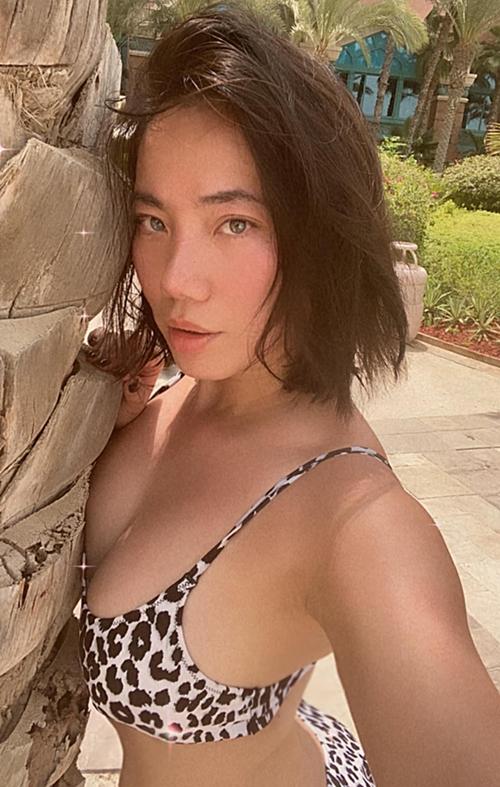 Chung Thục Quyên giữ được thân hình bốc lửa sau nhiều năm rời showbiz. Cô nhuộm da, cắt tóc ngắn, đeo lens cho hợp mốt phương Tây. Cựu người mẫu cho biết không có nhiều thời gian chăm chút bản thân vì quá bận rộn. Cô cũng không siết cân hay ăn kiêng khắc nghiệt sau khi sinh con.