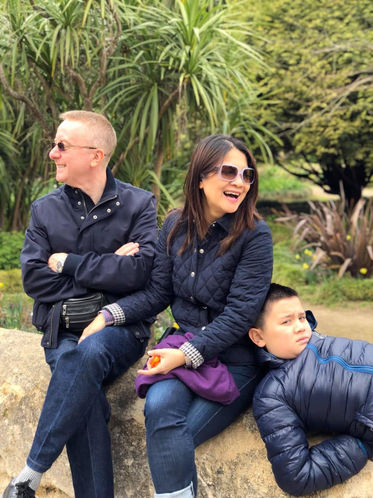 Ở trời Tây, nữ diễn viên bán hàng online. Cô nhập các mặt hàng quần áo, túi xách, giày dép, mỹ phẩm, đồ gia dụng... rồi livestream giới thiệu trên Facebook. Khách hàng của Kim Ngân là người quen, khán giả và những người theo dõi cô trên trang cá nhân. Thu nhập từ buôn bán không ổn định nhưng cho cô nhiều kinh nghiệm.