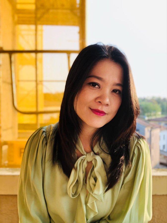 Tên tuổi Kim Ngân gắn liền vai Ngọc trong "Người Đàn Bà Yếu Đuối". Sau thành công của phim, cô lấy chồng và sang châu Âu định cư năm 2005. Ban đầu, Kim Ngân sống ở Italy, lần lượt sinh 2 con Giulia và Alberto. Sau đó, cả gia đình chuyển sang một thành phố nhỏ ở Thụy Sĩ, sát biên giới Italy.