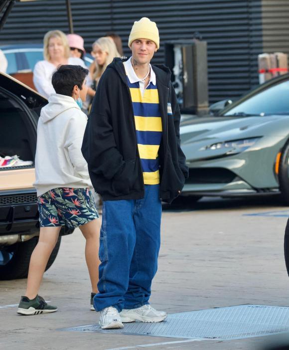 Justin Bieber vẫn mê quần tụt quá lố lộ cả nội y-1