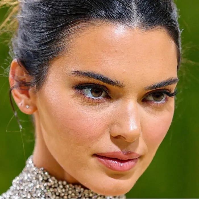 Sao Hollywood lộ da sần sùi khi makeup dày, Kendall Jenner gây bất ngờ-2