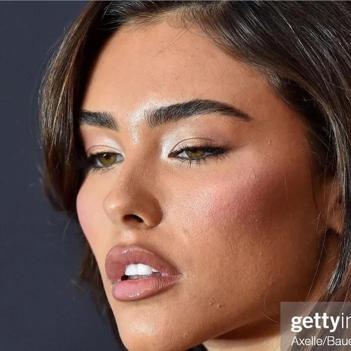 Sao Hollywood lộ da sần sùi khi makeup dày, Kendall Jenner gây bất ngờ-3