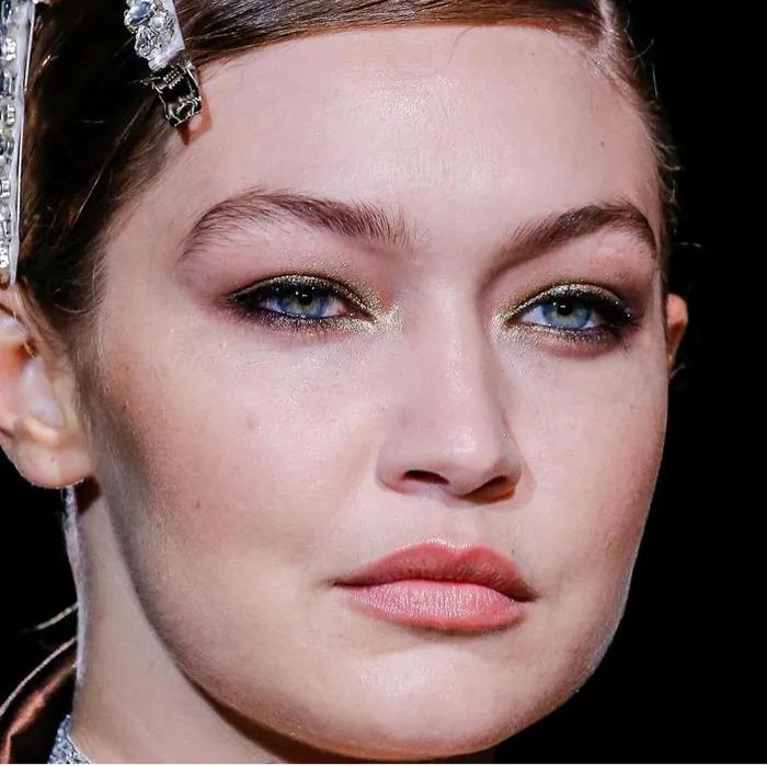 Sao Hollywood lộ da sần sùi khi makeup dày, Kendall Jenner gây bất ngờ-5