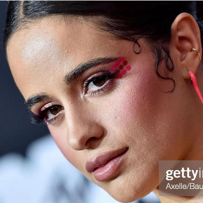 Sao Hollywood lộ da sần sùi khi makeup dày, Kendall Jenner gây bất ngờ-7