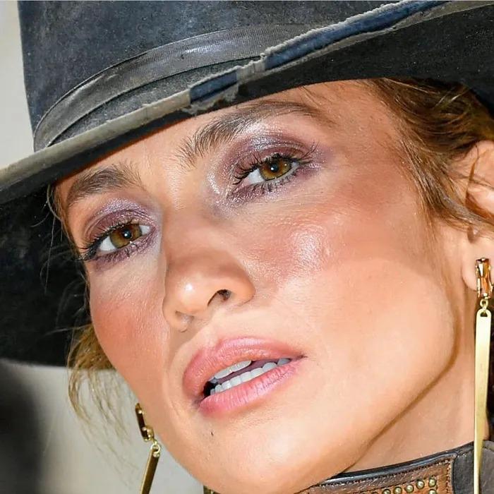 Sao Hollywood lộ da sần sùi khi makeup dày, Kendall Jenner gây bất ngờ-8