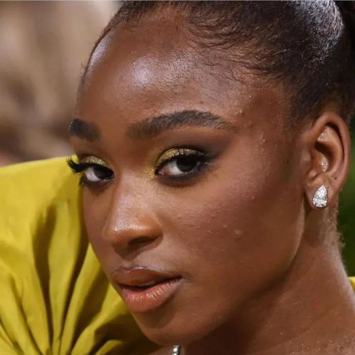 Sao Hollywood lộ da sần sùi khi makeup dày, Kendall Jenner gây bất ngờ-9