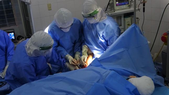 Thanh niên bị máy cắt giấy chém lìa 2 tay chỉ sau 1 phút sơ sẩy-1