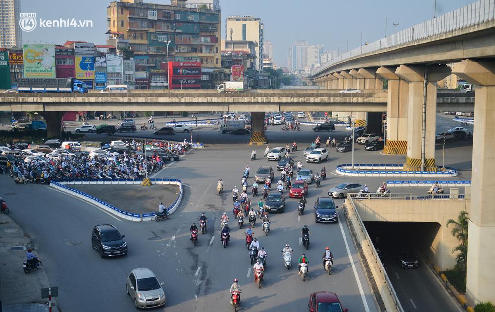 Khu vực ngã tư Khuất Duy Tiến sáng đầu tiên nới lỏng giãn cách, lưu lượng các phương tiện di chuyển rất đông đúc. Ảnh Doanh nghiệp & Tiếp thị.