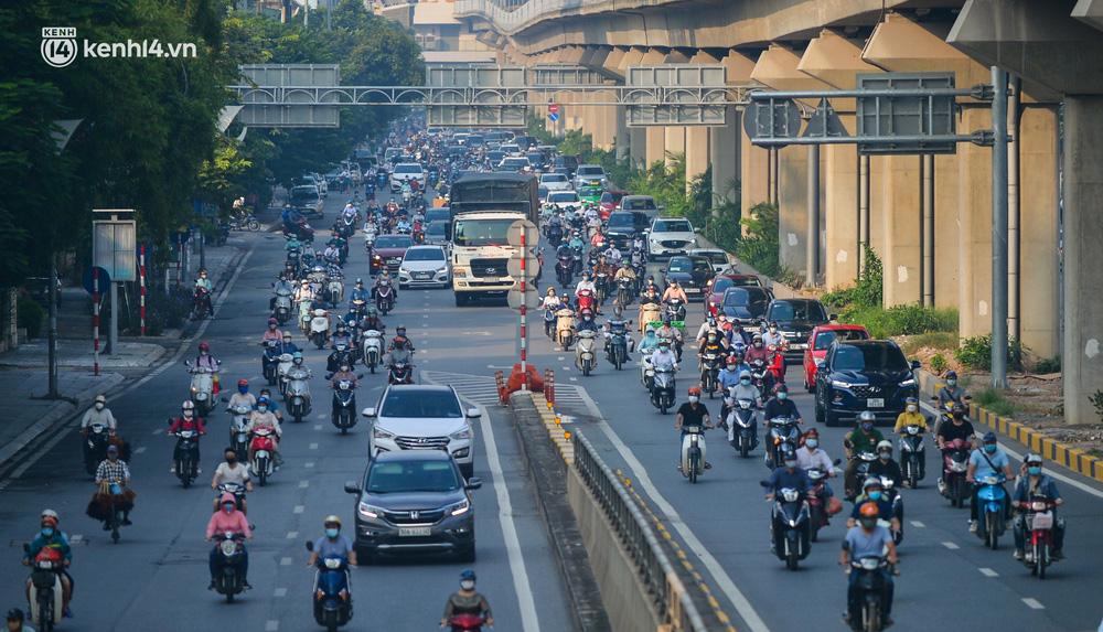 Vào khoảng 7h30, lượng phương tiện đi lại trên đường Nguyễn Trãi tương đối nhiều. Ảnh Doanh nghiệp & Tiếp thị.