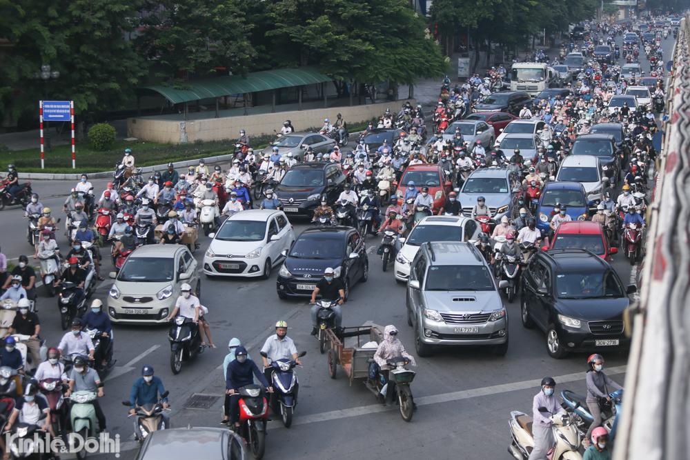 Tại chân cầu vượt Ngã Tư Sở, các phương tiện di chuyển rất đông, dẫn đến tình trạng ùn tắc. Ảnh Kinh tế & Đô thị.