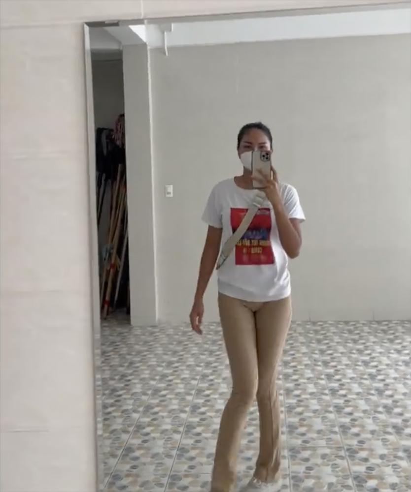 HHen Niê gây lú vì tưởng không mặc quần khi đi thiện nguyện-3