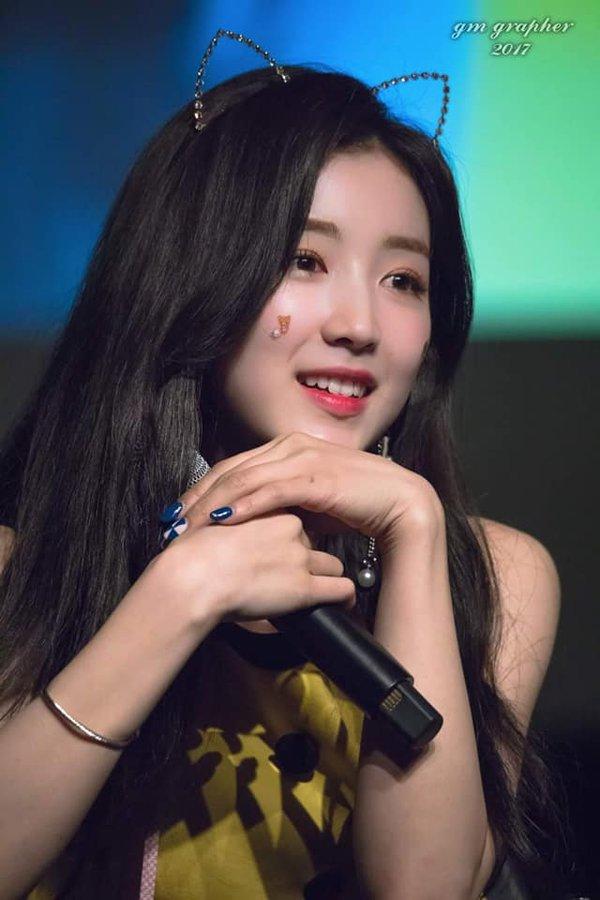 Hana (Gugudan): Hana là trưởng nhóm  của Gugudan, đảm nhận vị trí visual nhờ gương mặt xinh đẹp hoàn hảo. Nữ idol sinh năm 1993 chính thức ra mắt với nhóm vào năm 2016. Vẻ ngoài lạnh lùng, khí chất của Hana dễ thu hút người đối diện ngay từ lần đầu tiên, cũng bởi vậy mà cô được mệnh danh là “Công chúa băng giá” của Kpop. Tuy nhiên, dù sở hữu khả năng vũ đạo, thần thái sân khấu và nhan sắc nổi bật nhưng trưởng nhóm của Gugudan vẫn không được đông đảo khán giả chú ý.