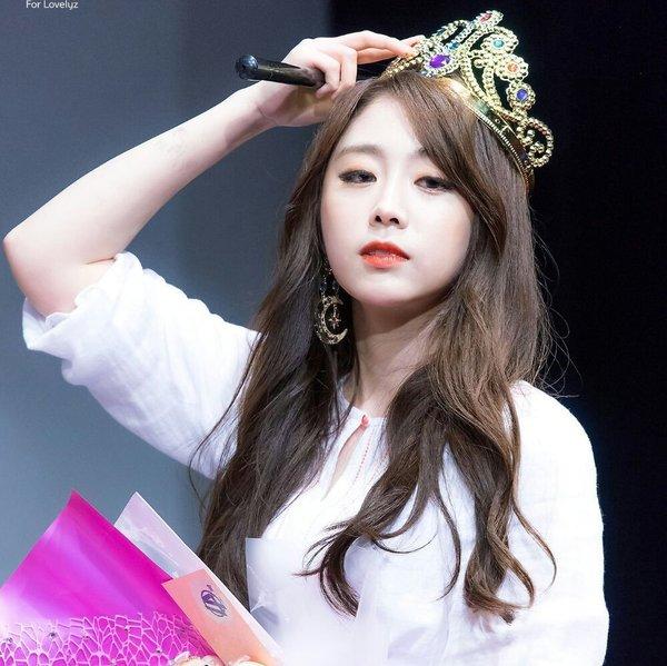 Jisoo (Lovelyz): Jisoo đảm nhận vị trí visual của Lovelyz nhưng Jisoo không nhận được nhiều sự chú ý của fan Kpop. Cô nàng đã có một scandal lớn ngay từ khi debut. Một số người quen biết trong quá khứ đã tố Jisoo là đồng tính nữ và có những hành động không đẹp như ép nạn nhân quan hệ tình dục và phát tán ảnh khỏa thân ngay từ khi còn ngồi trên ghế nhà trường. Mặc dù đã nhờ cậy đến sự can thiệp của pháp luật nhưng hình ảnh của nữ thần tượng đã bị xấu đi phần nào. Kết quả là Jisoo không thể lọt vào top visual dù ngoại hình và thần thái trên sân khấu được đánh giá cao.