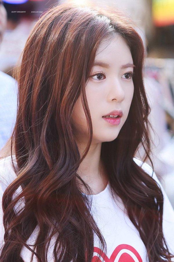 Daisy (MOMOLAND): MOMOLAND đã có một khoảng thời gian bứt phá, vươn lên trở thành girlgroup hàng top. Nếu như JooE nổi tiếng vì ngoại hình gây tranh cãi, Nancy đình đám vì vẻ đẹp lai Tây, Yeonwoo xinh đẹp chuẩn 