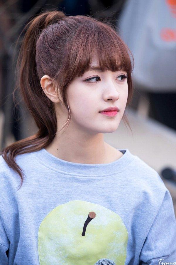 Seunghee (CLC): Trong số các thành viên của CLC, Seunghee là người được fan K-pop quan tâm vì gương mặt xinh đẹp như búp bê, giọng hát hay. Tuy nhiên, CLC vẫn 