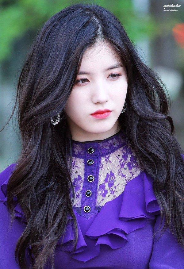 Xiyeon (Pristin): Tưởng chừng như sau khi được lựa chọn debut vào nhóm nhạc Pristin dưới trướng Pledis, sự nghiệp của Xiyeon sẽ có nhiều khởi sắc. Thật tiếc khi mọi hào quang và sự nổi tiếng đều tập trung vào thành viên Kyulkyung. Trong khi, xét về ngoại hình, Xiyeon cũng sở hữu nét đẹp không thua kém gì như gương mặt hoàn hảo với đôi mắt hút hồn, sống mũi nhỏ và cao, bờ môi mỏng, đường hàm chuẩn V-line. Hơn thế nữa, cô nàng còn sở hữu giọng ca thiên thần, với khả năng chạm đến những nốt cao chót vót. Bấy nhiêu đó tài năng cộng với gương mặt sáng. Nhưng có vẻ, vì thiếu may mắn nên nữ thần tượng này chưa nhận được sự quan tâm từ công chúng.