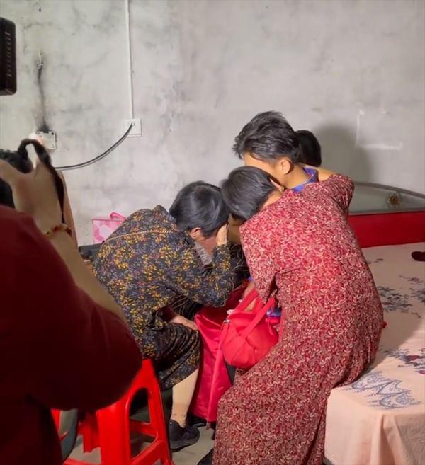 Tục đón rể, nhà trai ôm con khóc sướt mướt không nỡ rời xa-1