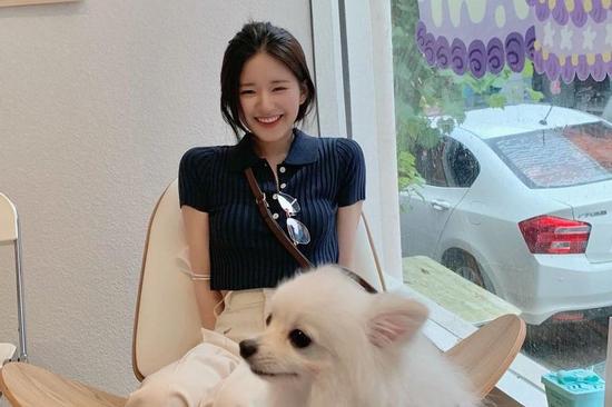 Triệu Lộ Tư vừa mở quán cafe đã bị cười khẩy vì đạo nhái