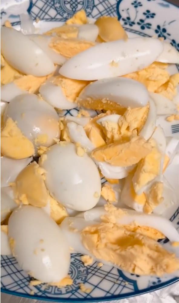 Cô gái khẳng định đồ giả khi trứng vịt có bất thường, sự thật là gì?-2