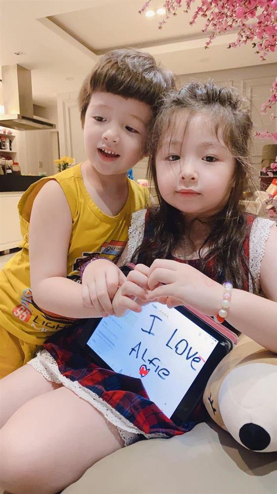 Cặp nhóc tỳ nhà Elly Trần lớn phổng phao, đẹp miễn chê-4