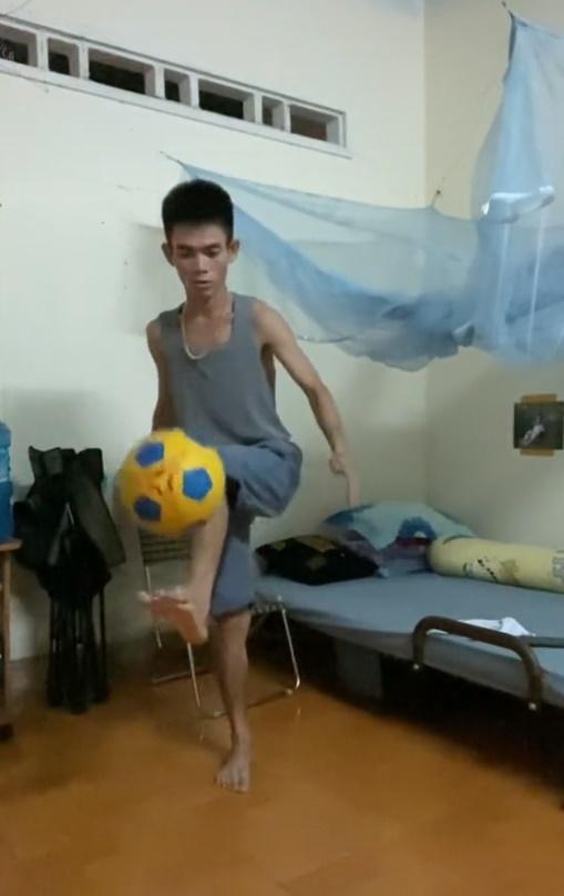 Cận cảnh phòng trọ của anh chăn bò Soytiet và bạn gái-8