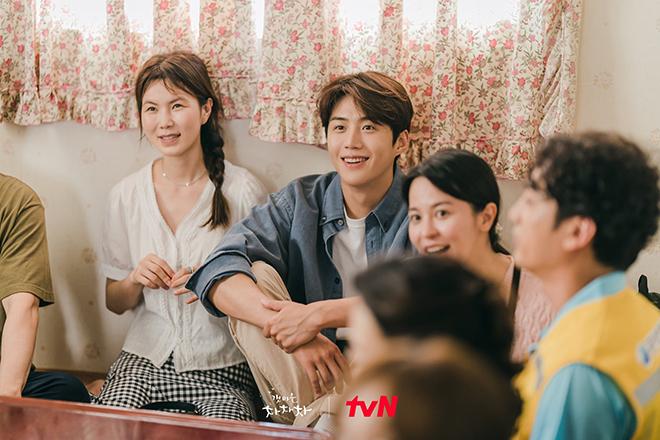 Gặp đối thủ đáng gờm, rating của Hometown Cha Cha Cha sụt giảm-2