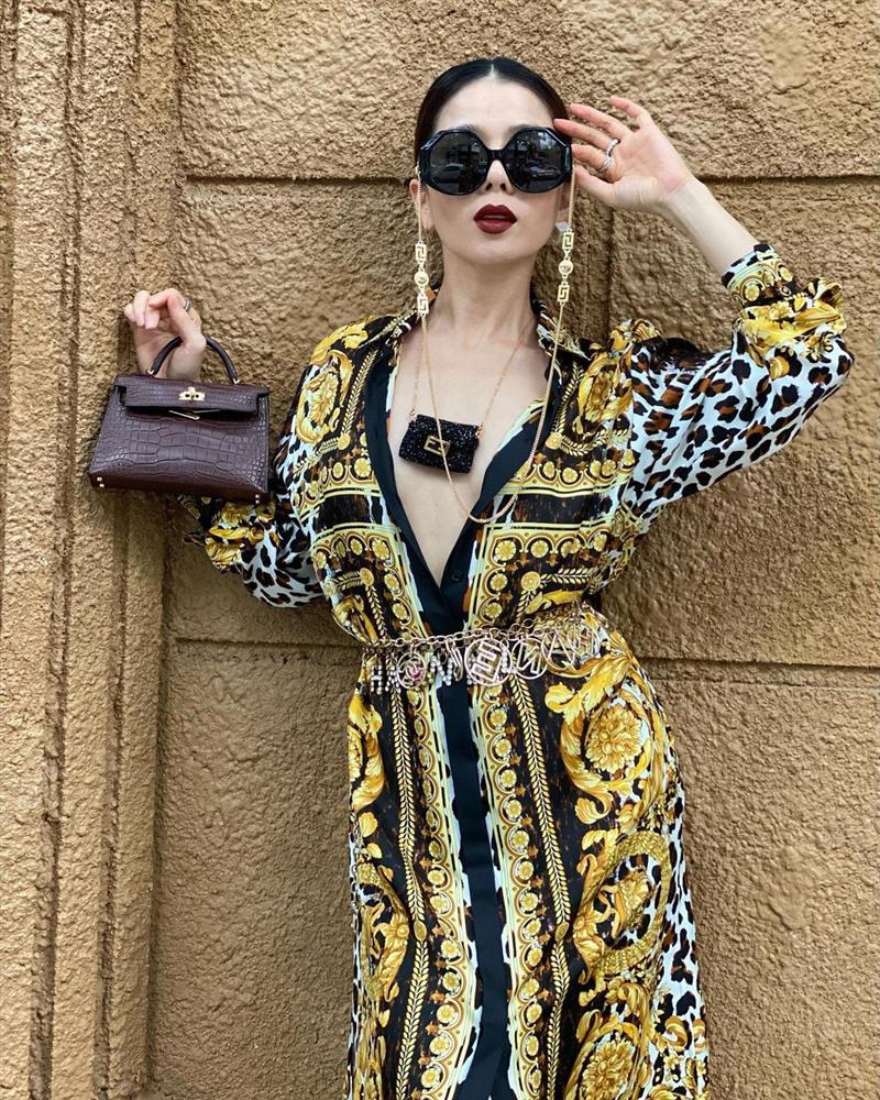 Lệ Quyên thả rông đón Trung Thu, để lộ vòng 1 mất hút-4