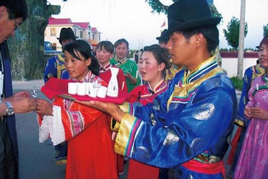 Lạ lùng bộ tộc Daur bói gan gà để chọn ngày cưới