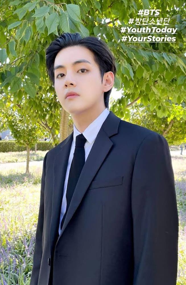 Thuyết trình về Covid-19, V BTS lại không đeo khẩu trang khi ra đường-4