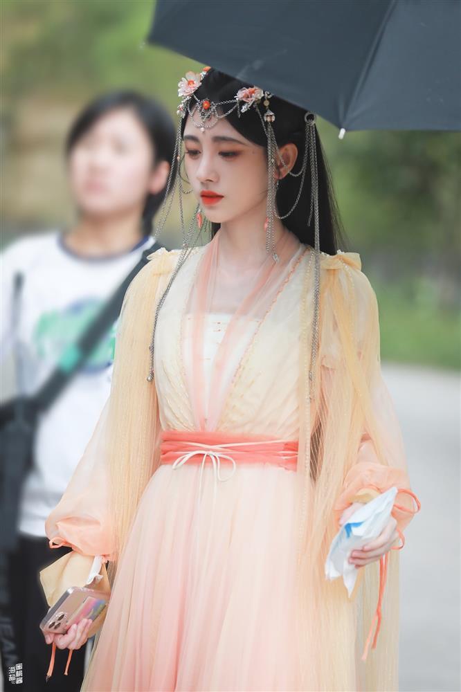 Mỹ nữ 4000 năm Cúc Tịnh Y có tạo hình mới vẫn bị chê 10 phim như 1-3