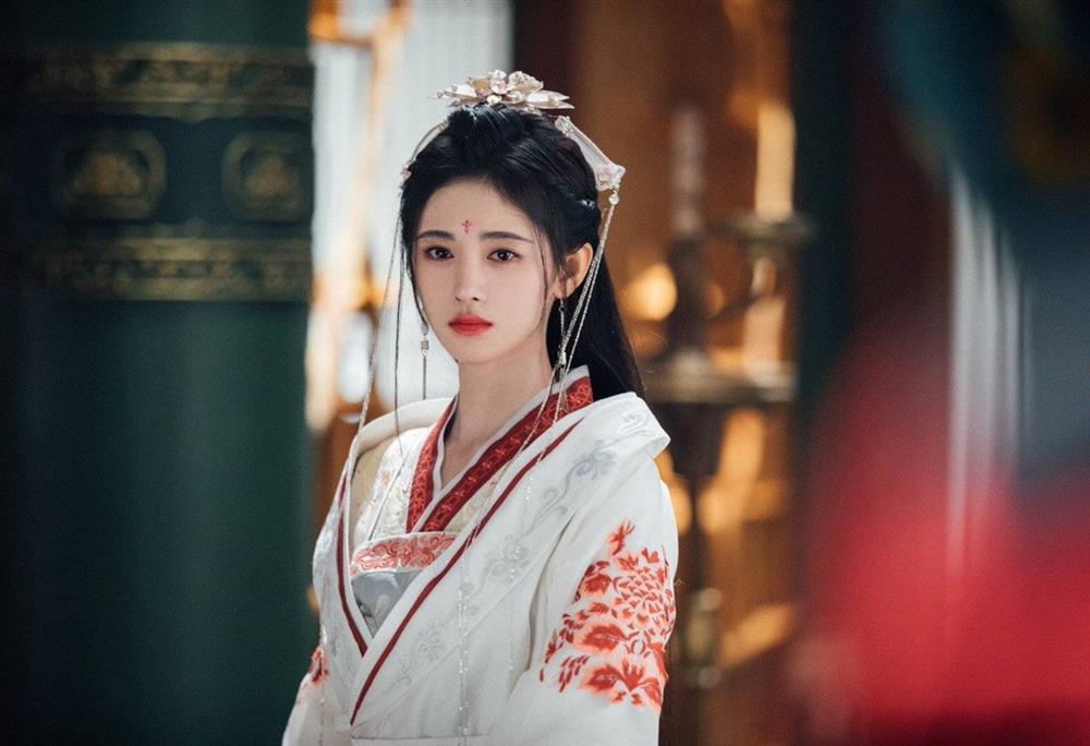 Mỹ nữ 4000 năm Cúc Tịnh Y có tạo hình mới vẫn bị chê 10 phim như 1-12