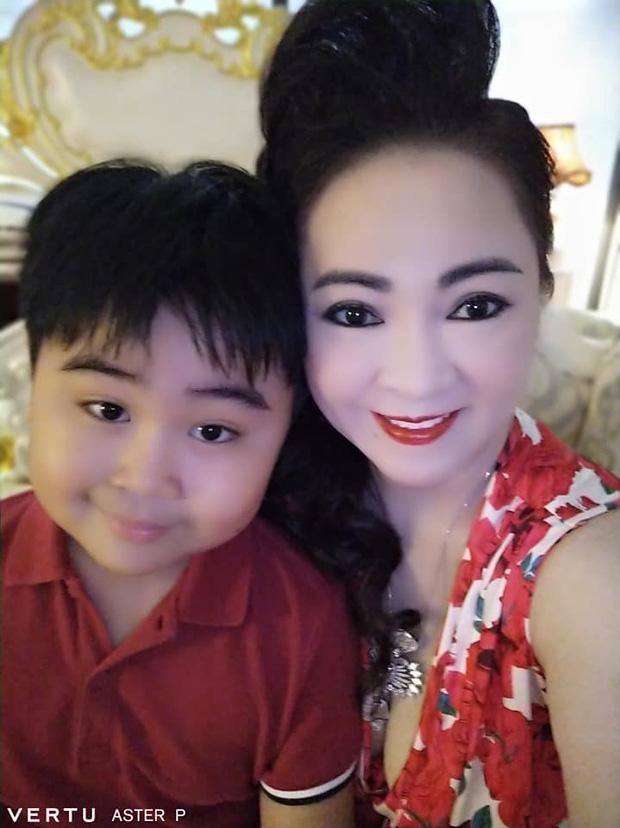 Bà Phương Hằng lần đầu khoe ảnh chụp cận mặt cùng 6 con-2