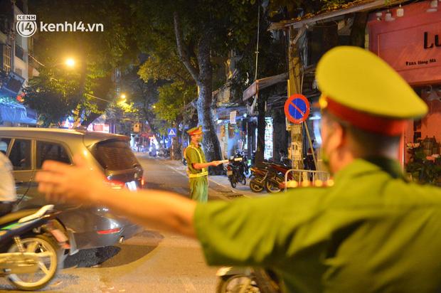 Biển người Hà Nội ra đường đón Trung thu giữa dịch Covid-19-6