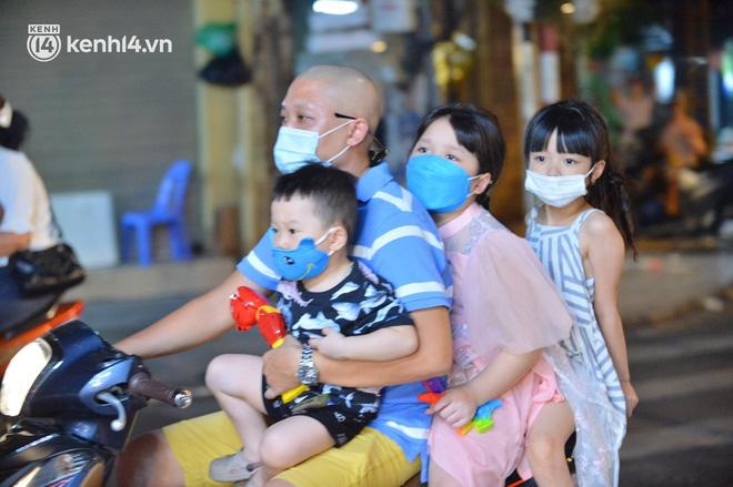 Biển người Hà Nội ra đường đón Trung thu giữa dịch Covid-19-10
