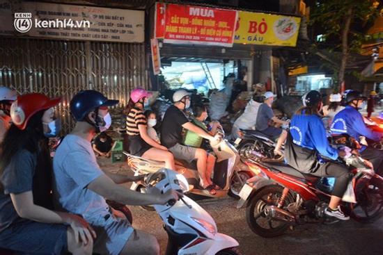 'Biển người' Hà Nội ra đường đón Trung thu giữa dịch Covid-19