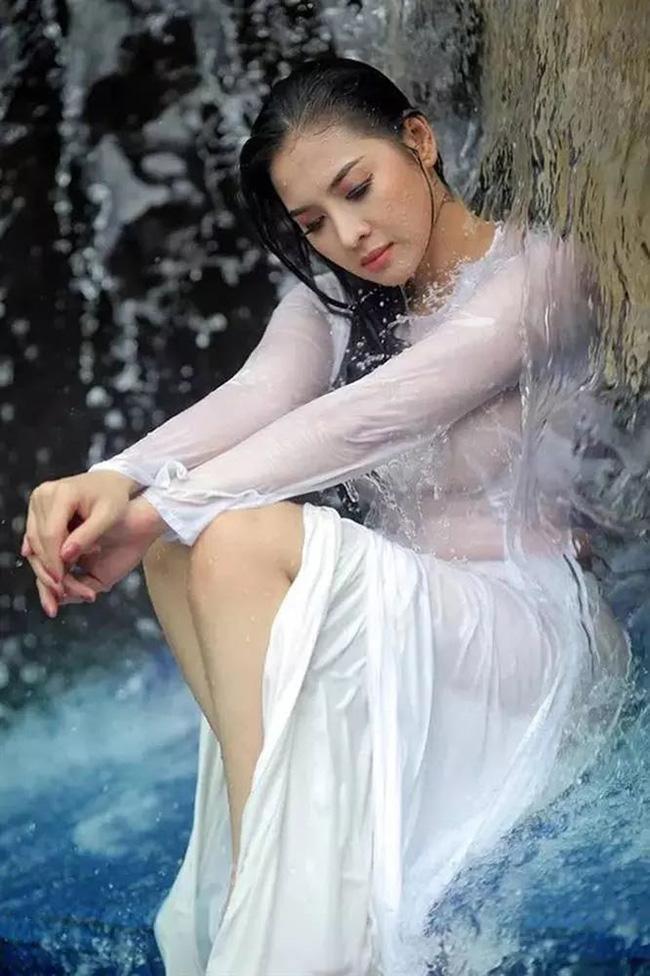 Tai tiếng áo dài: Áo cánh chuồn của Mai Phương Thuý gây choáng nhất?-6