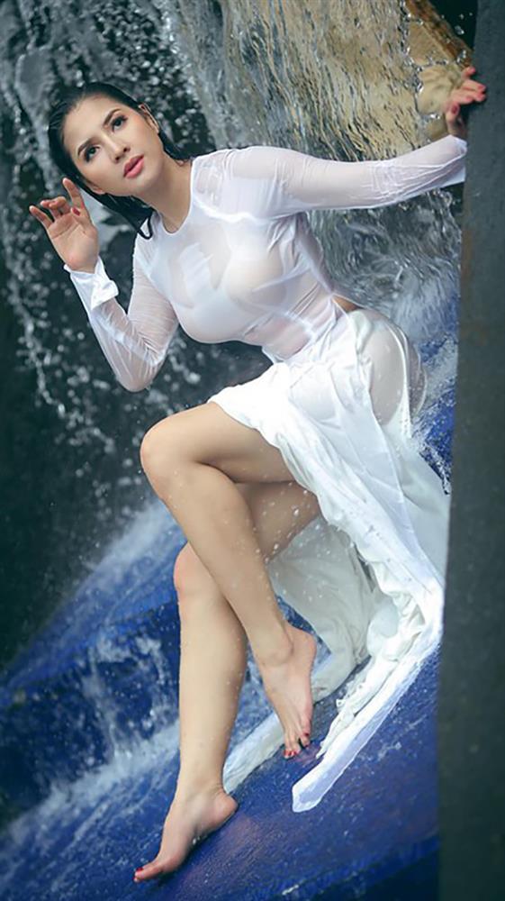 Tai tiếng áo dài: Áo cánh chuồn của Mai Phương Thuý gây choáng nhất?-8