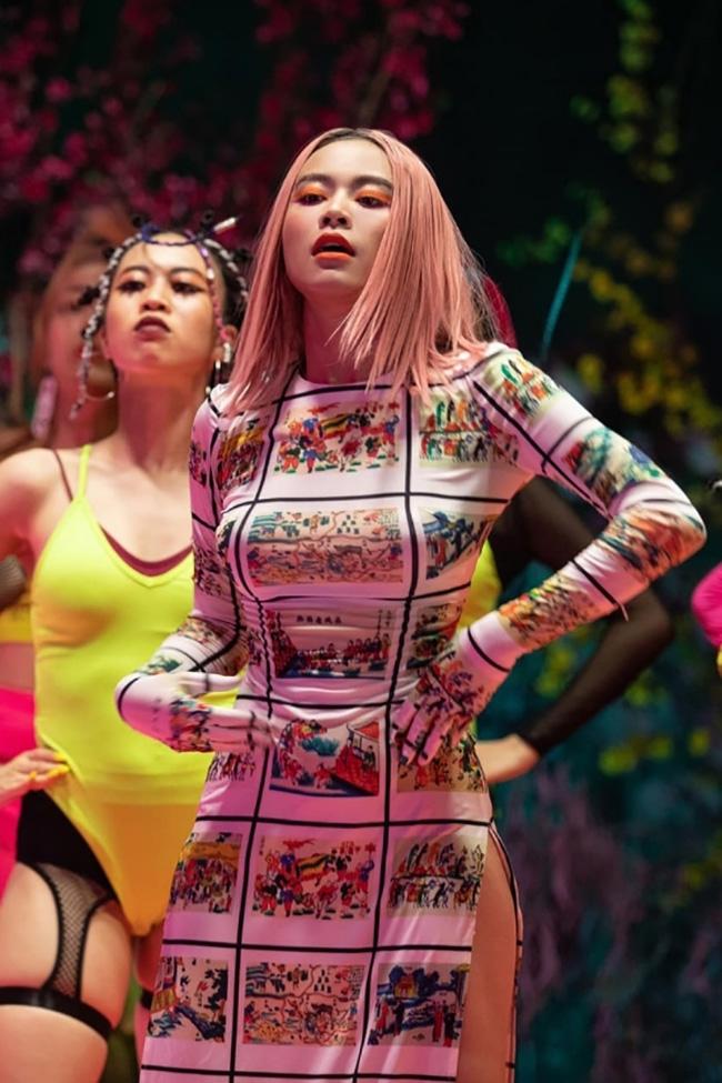 Tai tiếng áo dài: Áo cánh chuồn của Mai Phương Thuý gây choáng nhất?-9