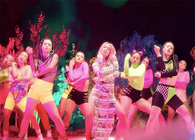 Tai tiếng áo dài: Áo cánh chuồn của Mai Phương Thuý gây choáng nhất?-10